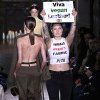 Defilarea Victoriei Beckham la Săptămâna Modei de la Paris, întreruptă de protestatarii pentru drepturile animalelor