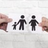 Franta ia în calcul reducerea săptămânii de muncă la patru zile pentru părinții divorțați. O soluție si pentru România?