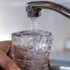 Studiu: 51% dintre romani nu consideră apa de la robinet o sursă sigură de hidratare