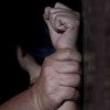 Prins în flagrant în timp ce și viola fiica minoră! A fost arestat preventiv