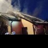 (VIDEO) Acoperișul unei case din Bistrița, afectat de un incendiu puternic