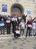 FOTO| Trei taximetriști din Alba Iulia au intrat în greva foamei. Protestul se defășoară în zona Prefecturii