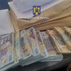 Percheziții în Arad, București și Timiș la samsari de mașini care nu înregistrau vânzările. Arme și sume mari de bani, găsite de anchetatori (foto)