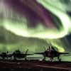 Imagine spectaculoasă: Avioane NATO pe un portavion britanic și Aurora Boreală