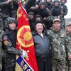 În geacă de piele, Kim Jong Un s-a urcat pe un tanc de luptă și a făcut o demonstrație în fața soldaților lui