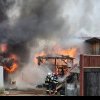 Incendiu puternic în Covasna, provocat de copii care s-au jucat cu focul. Un băiețel de 3 ani a fost rănit, doi cai au murit