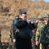 Kim Jong s-a pozat cu un Kalașnikov în mâini în timpul unei inspecții la o bază de antrenament din Coreea de Nord