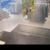 Momentul în care podeaua unui magazin din China se surpă. O femeie a căzut în gaură cu tot cu rafturile din jur