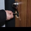 O femeie din București s-a trezit că niște necunoscuți i-au ocupat apartamentul și nu îi poate da afară: „Au decupat ușa”