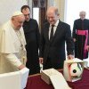 Olaf Scholz i-a făcut cadou Papei Francisc balonul oficial al EURO 2024