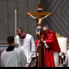 Papa Francisc a prezidat slujba din Vinerea Mare la basilica Sfântul Petru, înaintea procesiunii Via Crucis