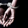 Poliția a reținut cinci bărbați care se deghizau în femei și ofereau servicii sexuale altor bărbați, de la care furau bani şi bijuterii