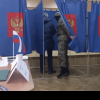 Realegerea lui Putin, explicată în 5 secunde: Un soldat mascat intră peste un alegător să verifice cum votează. „Așa a fost toată ziua”