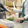 Se vor închide supermarketurile în weekend? Propunerea a dus la contre între marii și micii comercianți