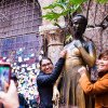 Statuia Julietei din Verona a fost deteriorată de turiștii care speră să aibă noroc în dragoste dacă îi ating bustul
