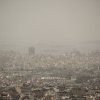 „Un amestec extrem de toxic”. Atena este sufocată de nori groşi de praf şi nisip din Sahara