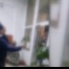 VIDEO „Băi, sclavule, șocâte!” Scandal la sediul IPJ Gorj. Doi bărbați au bruscat mai mulți polițiști, agenții nu au avut nicio reacție