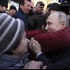 Vladimir Putin a făcut baie de mulțime înaintea alegerilor din Rusia: Oamenii i-au strigat numele, iar o femeie l-a sărutat pe obraz