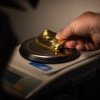 Aurul înregistrează un nou record istoric: Prețul a depășit 2.200 dolari uncia