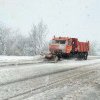 (foto) Tone de material antiderapant, împrăştiate pe drumurile naţionale: Cum se circulă pe trasee, după ninsoarea din această noapte