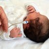 Nou-născuţii, supuşi unei verificări noi, gratuit: Micuții vor trece screening-ul audiologic pentru identificarea surdităţii