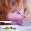 Șase din zece fete au încercat diete extreme la presiunea criticilor și imaginilor de pe social media: Sondaj World Vision de Ziua Femeii