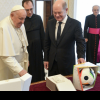 Schimb de daruri la Vatican: Olaf Scholz i-a făcut cadou Papei Francisc balonul oficial al EURO 2024. Cu ce s-a ales cancelarul german