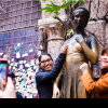 Statuia Julietei din Verona, deteriorată de turiștii care speră să aibă noroc în dragoste dacă îi ating bustul