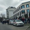 (video 18+) Alertă la Ambasada Rusiei din Chișinău: Un bărbat a aruncat în curte 2 recipiente cu explozibil, în timp ce oamenii stau în rând ca să voteze
