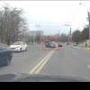 (video) A luat-o pe „scurtătură” peste linia dublă: Momentul în care un Mercedes virează brusc la stânga și trece ca fulgerul prin fața unui troleibuz