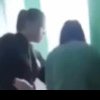 (video) Cazul elevei bătute cu cruzime chiar pe holul unei școli din țară a ajuns în vizorul poliției: Ce spun oamenii legii