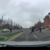 (video) Trei tineri, la un pas de a fi spulberați de o mașină, pe viaduct: Alergau direct prin fața automobilelor, la câțiva metri de subterană