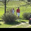 Klaus Iohannis s-a relaxat jucând golf, pe terenul „Paul Tomiță” din Pianu de Jos
