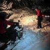 O familie cu un copil de 5 luni, salvată din nămeți de salvamontiști, după ce au rămas înzăpeziți cu autoturismul pe un drum impracticabil pe timp de iarnă