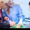 În premieră în România, viitorii chirurgi cardiovasculari pediatri învață să opereze pe cord, folosind inimi printate 3D
