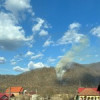 ALERTĂ ISU: Incendiu într-un fond forestier de lângă orașul Brezoi