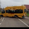 Microbuz școlar, lovit de un șofer care circula pe contrasens. Doi elevi, răniți