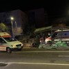 Stație de tramvai din Craiova, distrusă de o mașină lovită de un șofer începător care nu s-a asigurat