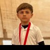 Vicențiu Stoica, o tânără speranță a tenisului albaiulian, a câștigat primul său trofeu la doar 7 ani
