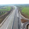 După 35 de ani de promisiuni și amânări se deschide primul drum expres din vestul țării. Prima inaugurare în an electoral - 19 km de drum de legătură Oradea-Autostrada Transilvania.
