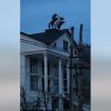 VIDEO Palatul din Buzău cu trei cai în mărime naturală pe acoperiș. ”Acum pot să mor liniștit”