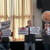 FOTO “Nu mai vindeți plajele”: Protest USR împotriva vânzării terenurilor din Constanța, în cadrul ședinței Consiliului Local