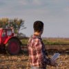Era digitală în agricultură: Utilajele grele vs. pulverizarea cu drone