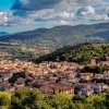 Pare greu de crezut dar există o localitate din Italia care nu îşi poate vinde casele goale cu un euro