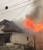 Incendiu violent în satul Glod, trei case au fost cuprinse de flăcări uriașe. VIDEO