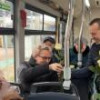 Sute de flori împărțite în stații și în autobuzele TPL de Lucian Harșovschi, la ...
