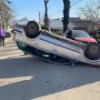 Un șofer de 71 de ani s-a urcat la volan băut zdravăn și a avariat două mașini parcate