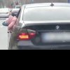 A fost găsit șoferul în mașina căruia a fost filmat un copil aplecat pe geamul deschis, în mers: Ce sancțiuni a primit