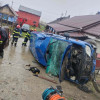 Accident grav în Suceava: Mașină răsturnată în curtea unei case, trei victime încarcerate