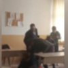 Bătaie cu pumni și picioare între elevi și profesori, într-un liceu din Bacău: Un profesor a ajuns sub bancă / VIDEO